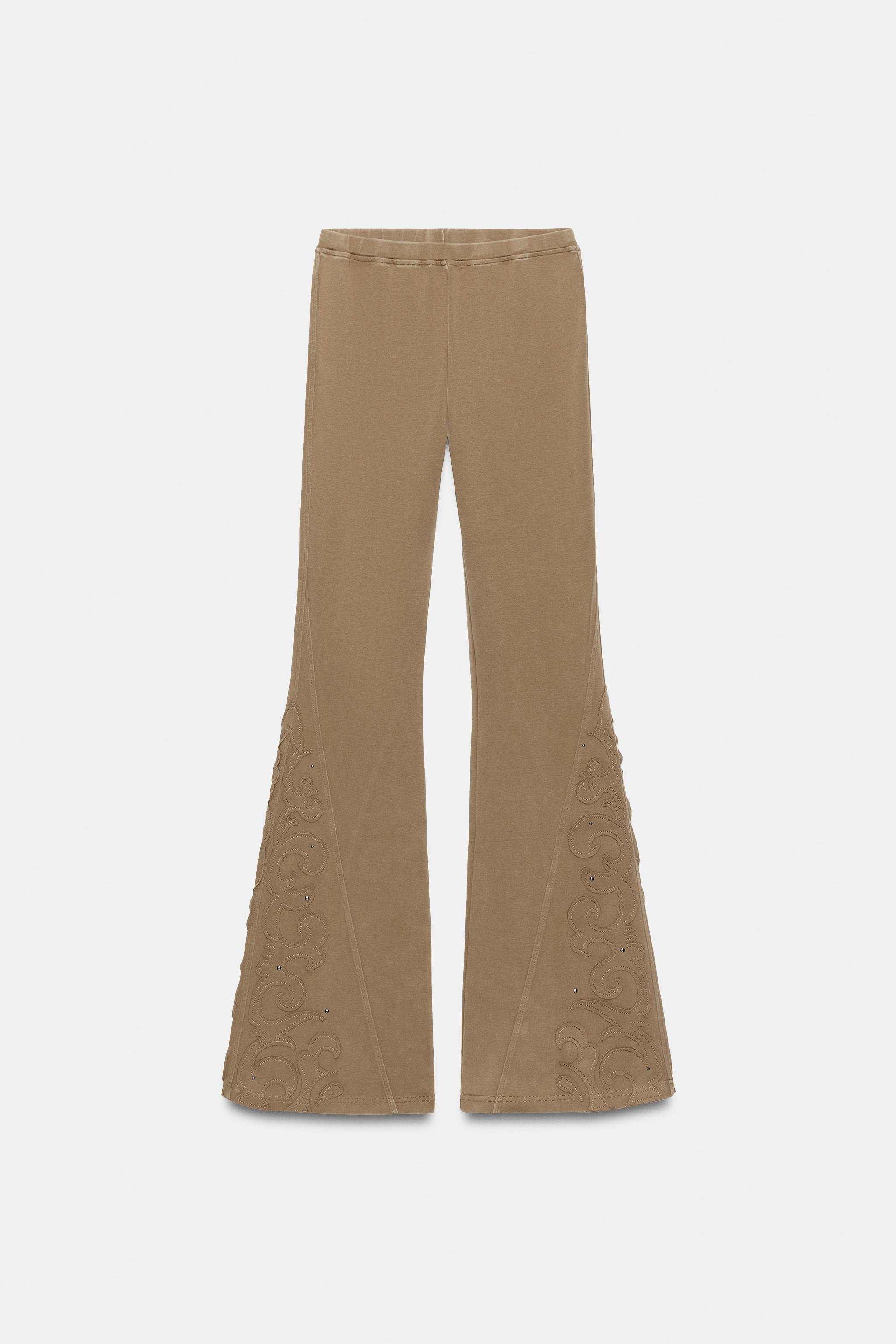 PANTALON FLARE EFFET DÉLAVÉ À CLOUS